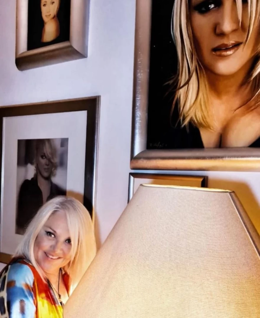 Ρούλα Κορομηλά -  Κορνίζες