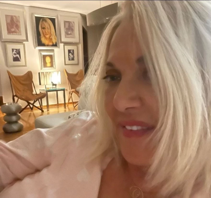 Ρούλα Κορομηλά - Σπίτι