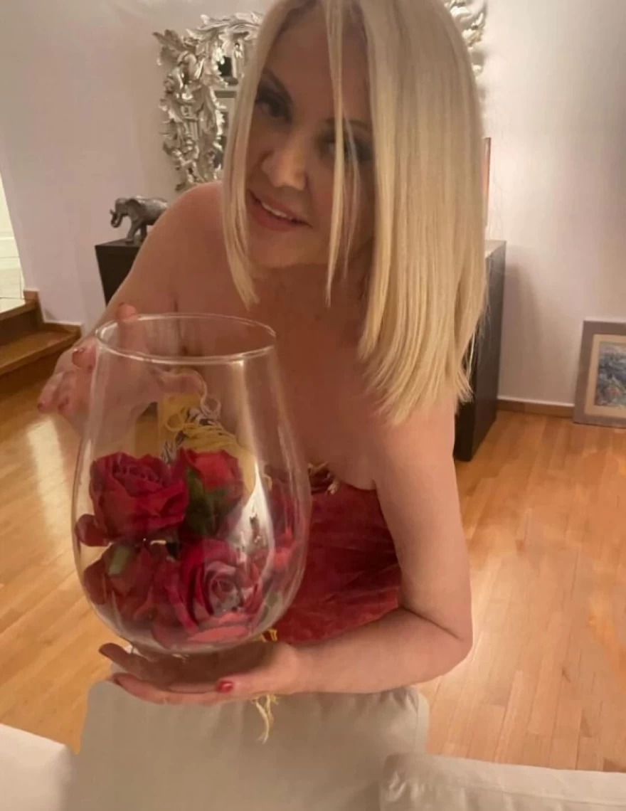 Ρούλα Κορομηλά -  πάτωμα