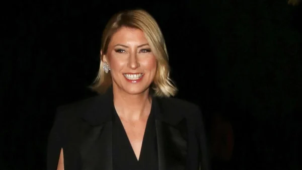 Στα κόκκινα: Το λαμπερό Χριστουγεννιάτικο έλατο που στόλισε η Σία Κοσιώνη στο ΣΚΑΪ μαζί με το γιο της