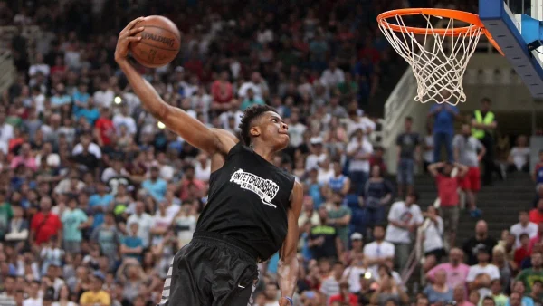 Κώστας Αντετοκούνμπο: «Όταν πέθανε ο πατέρας μου κατάλαβα ότι...» - Όλα όσα είπε για την απώλεια, τον ρατσισμό και τα δύσκολα παιδικά χρόνια