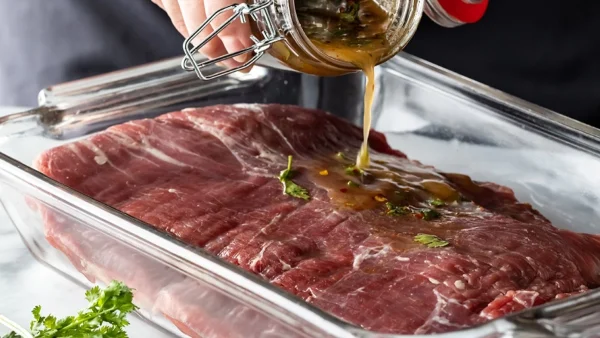Μην χρησιμοποιήσεις ποτέ την μαρινάδα που έχεις βάλει στο ωμό κρέας, μετά το ψήσιμο - Ο κίνδυνος που μπορεί να προκληθεί στην υγεία σου