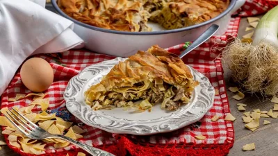 Παραδοσιακή κρεατόπιτα: «Ποτέ μη χρησιμοποιείτε...» - Το μυστικό για να βγει τραγανή απέξω και ζουμερή από μέσα