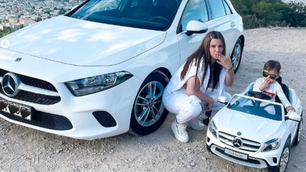 «Μικρέ μου, μεγάλωσες...» - Η τρυφερή ανάρτηση με τα φιλιά της Λάουρας Νάργες αγκαλιά με τον γιο της