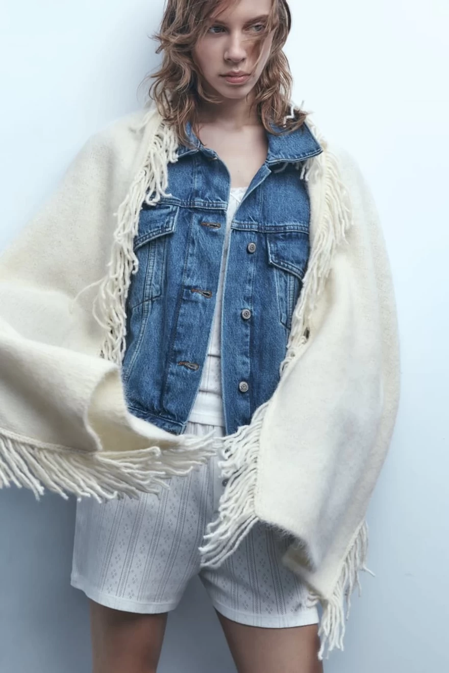 λευκό κασκόλ