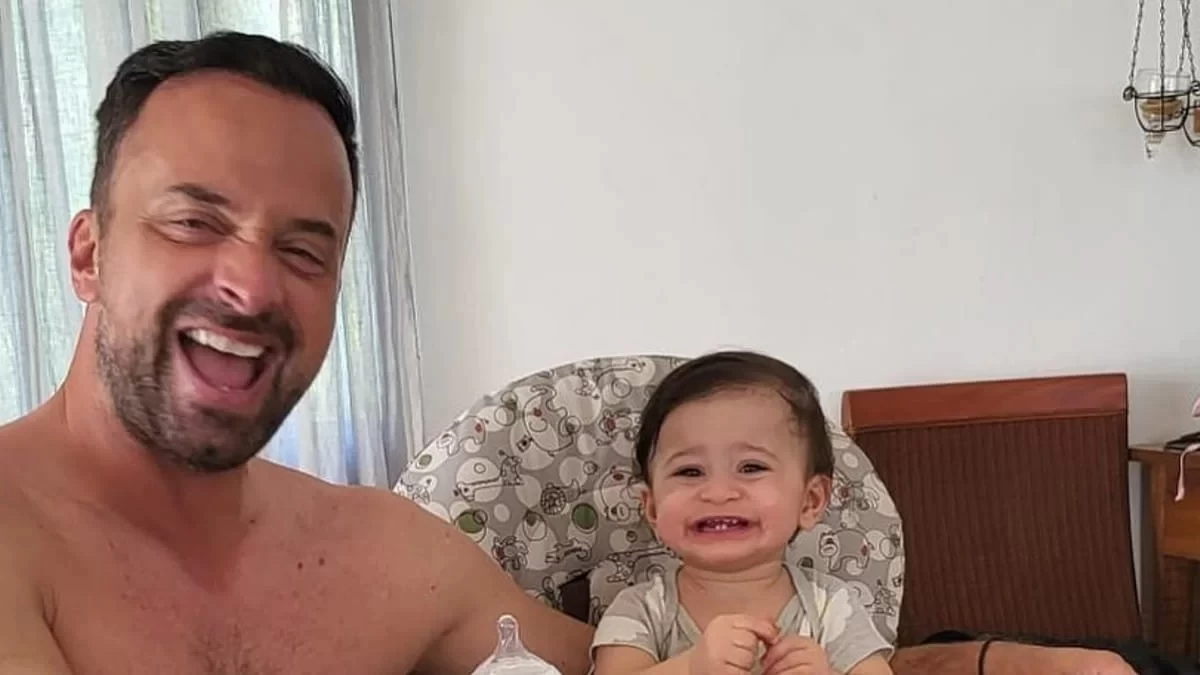 Εκείνος ξάπλα στον καναπέ κι εκείνη του έκανε φωνούλες - Το τρυφερό βίντεο του Γιώργου Λιανού με την κόρη του, Βαλέρια, στο σπίτι του στην Αθήνα