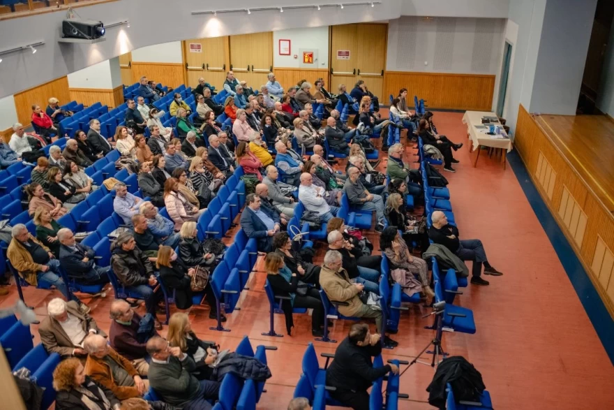 Πλήθος κόσμους στην παρουσίαση του νέου βιβλίου του Μώρις Σιακκή, «Λογιών λογιών λόγια»