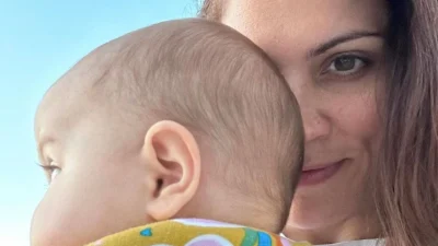 Μαίρη Συνατσάκη: Στα πατώματα με τη νονά της η μικρή Ολίβια - Η εντυπωσιακή τούρτα με το ουράνιο τόξο για τα πρώτα της γενέθλια