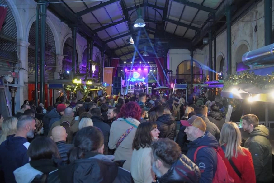 «Θα περνάω καλά» με Νίκο Μακρόπουλο στη Βαρβάκειο