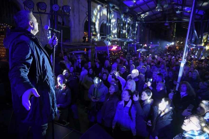 «Θα περνάω καλά» με Νίκο Μακρόπουλο στη Βαρβάκειο