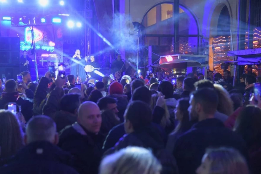 «Θα περνάω καλά» με Νίκο Μακρόπουλο στη Βαρβάκειο