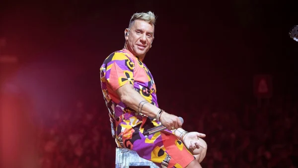 «Σε περιμένω να μου μάθεις το κουπλέ από το...» - Η πρόκληση του Γιώργου Μαζωνάκη στη Βίκυ Καγιά μπροστά από το πανύψηλο Χριστουγεννιάτικο δέντρο