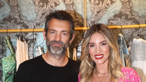 Με φουντωτά κλαριά και πολλά στολίδια: Το υπέρλαμπρο δέντρο της Αθηνάς Οικονομάκου και του Φίλιππου Μιχόπουλου