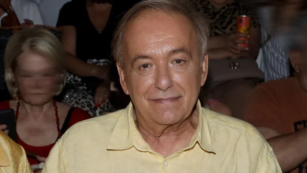 Σπάνια δημόσια έξοδος για τον Ανδρέα Μικρούτσικο με τον γιο του - Έτσι είναι σήμερα ο γοητευτικός, Στέργιος Μικρούτσικος