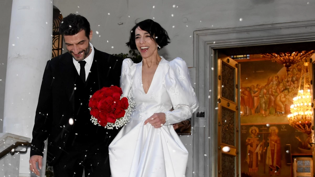 Παντρεύτηκαν ο Νίκος Κουρής & η Έλενα Τοπαλίδου - "Λούστηκαν" με ρύζι τη στιγμή του φιλιού στο στόμα έξω από την εκκλησία