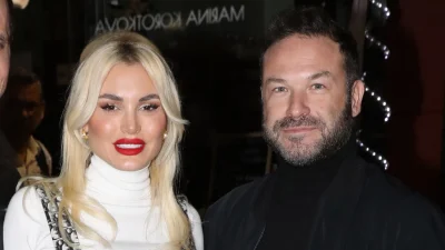 Η τρυφερή της κίνηση στο κορμί του Αριστομένη - Η κοινή εμφάνιση Αλεξάνδρας Παναγιώταρου και Γιαννόπουλου στον Πειραιά