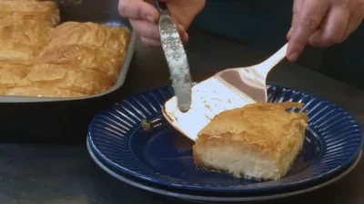 Παραδοσιακό γαλακτομπούρεκο σαν της γιαγιάς: Με μελωμένο φύλλο και πλούσια παχύρευστη κρέμα