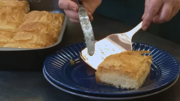 Παραδοσιακό γαλακτομπούρεκο σαν της γιαγιάς: Με μελωμένο φύλλο και πλούσια παχύρευστη κρέμα