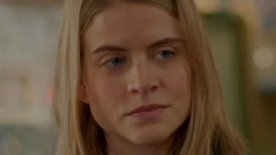 Η παραλία: Έγκυος η Υπατία!