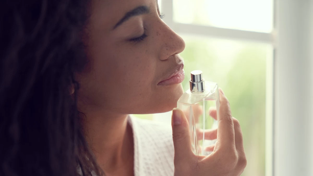 Πως να κάνεις το άρωμά σου να διαρκεί περισσότερο: 5 top tips για να δοκιμάσεις!