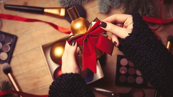 5+1 αρώματα που «μυρίζουν» Χριστούγεννα! Δες ποιά είναι & πόσο κοστίζουν