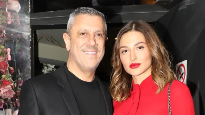 Ανανεωμένη με εξτένσιονς και κόκκινο κραγιόν - Η αλλαγή στην εμφάνιση της Ναυσικάς Παναγιωτακοπούλου μετά τις φήμες για τη σχέση της με τον Πηλαδάκη