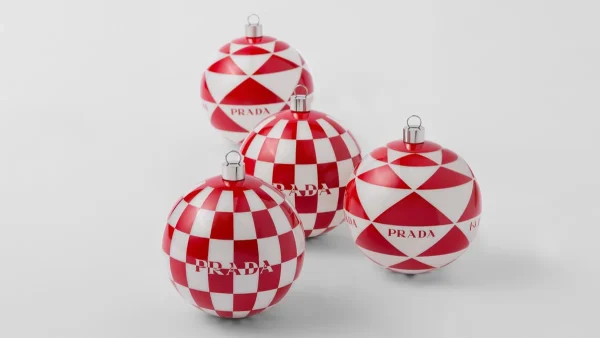 Τα καλύτερα χριστουγεννιάτικα στολίδια από διάσημους Οίκους μόδας
