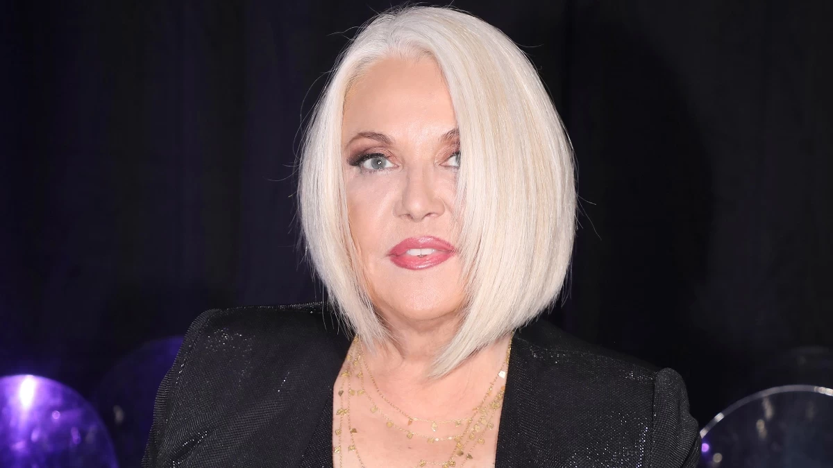 Με διχτυωτό καλσόν, κορμάκι και λευκό γουνάκι - Αποκαλυπτική η Ρούλα Κορομηλά ξαπλωμένη στον καναπέ της