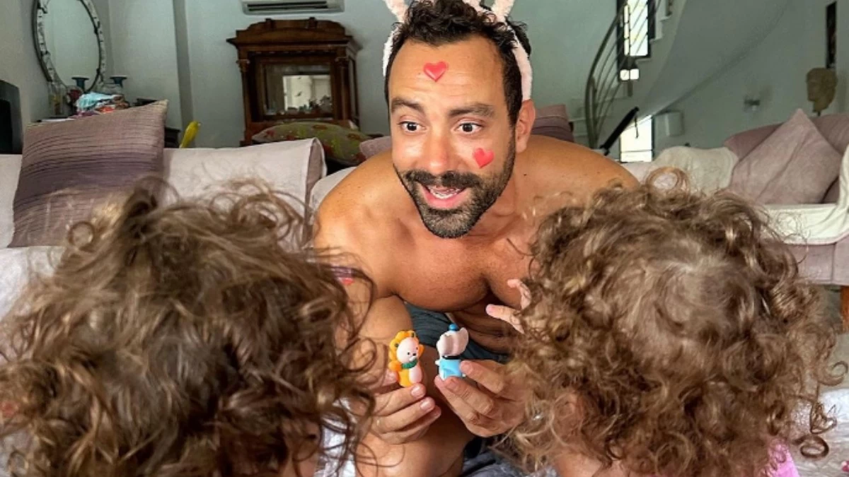 ''Θυσία'' για τις δίδυμες κόρες του ο Σάκης Τανιμανίδης - Η Αριάνα και η Φιλίππα του έβαψαν τα νύχια των ποδιών του