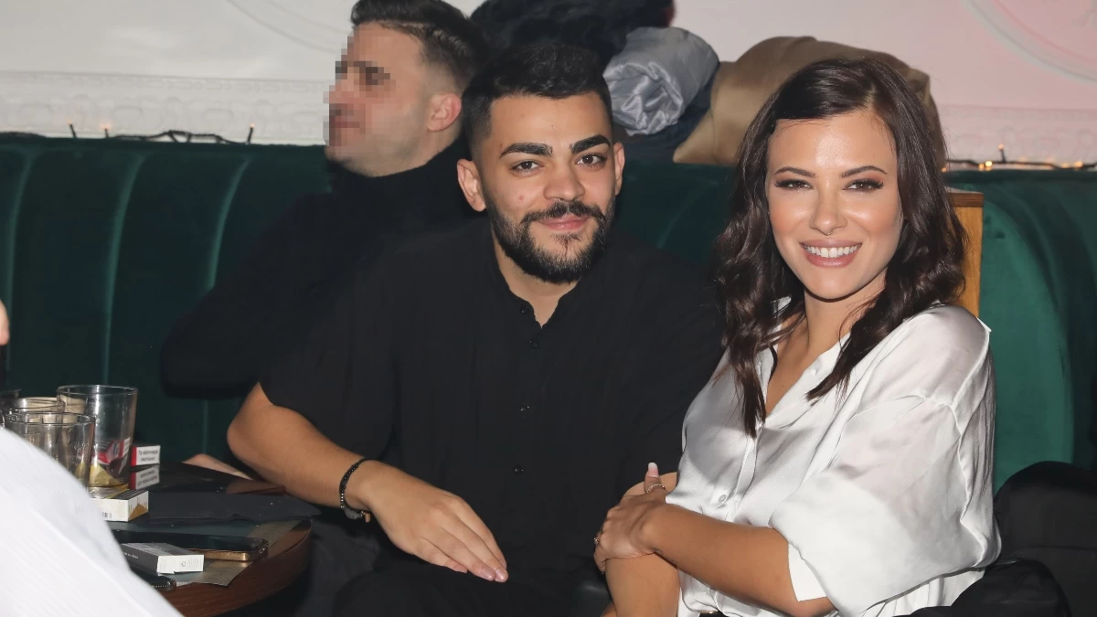 Ψηλό, με χρυσές και λευκές μπάλες - Ο ξέφρενος χορός του μικρού Αλέξανδρου μπροστά από το χριστουγεννιάτικο δέντρο της Νάργες & του Σαντικάι