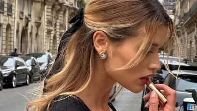 Kαι ξαφνικά όλες φοράνε αυτό το elegant top με τζιν αυτήν τη σεζόν