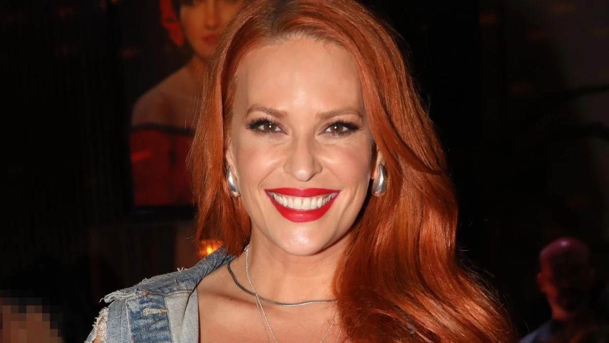 Διώροφο με pinterest αισθητική - Εικόνες από το στολισμένο σπίτι της Σίσσυς Χρηστίδου με το Χριστουγεννιάτικο δέντρο