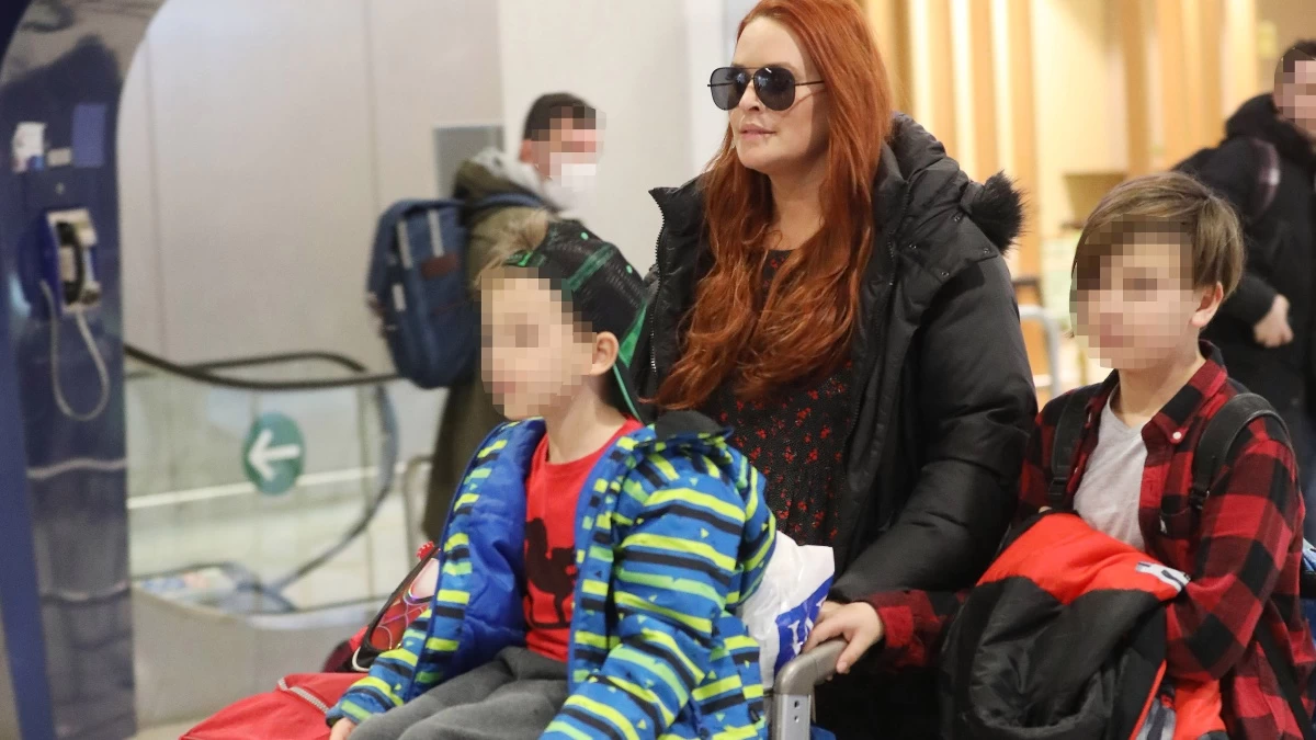 Σίσσυ Χρηστίδου: Στο Λονδίνο για τα Χριστούγεννα με τους γιους της - Κομψή με λευκό μακρύ παλτό η παρουσιάστρια