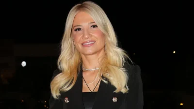 Όλα τα βλέμματα πάνω στη Φαίη Σκορδά - Με δερμάτινο κολάν και ψηλοτάκουνα μποτάκια στη νέα νυχτερινή της έξοδο