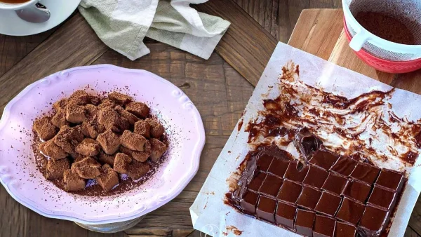 Χρειάζεσαι μόνο 5 υλικά: Τα πιο γρήγορα και εύκολα χριστουγεννιάτικα σοκολατάκια