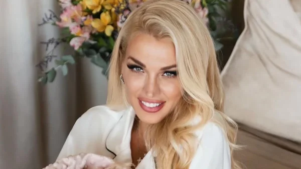 Total white: Η Κωνσταντίνα Σπυροπούλου σού δείχνει πώς θα το φορέσεις