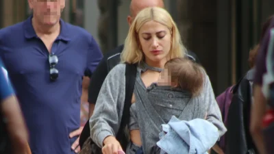 Ανήσυχη με το τηλέφωνο και μία βαλίτσα στο χέρι - Χωρίς μακιγιάζ με τον Πάρη αγκαλιά η Ιωάννα Τούνη στους δρόμους της Αθήνας