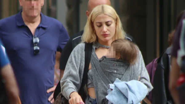 Ανήσυχη με το τηλέφωνο και μία βαλίτσα στο χέρι - Χωρίς μακιγιάζ με τον Πάρη αγκαλιά η Ιωάννα Τούνη στους δρόμους της Αθήνας