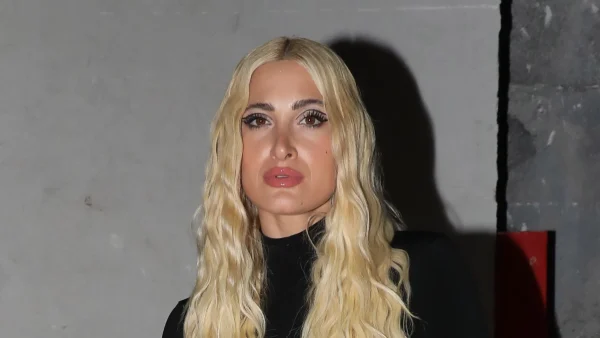 Με μαύρο γκλιτεράτο σετ: Τα "έσπασε" η Ιωάννα Τούνη στο μαγαζί που εμφανίζεται ο Κωνσταντίνος Αργυρός