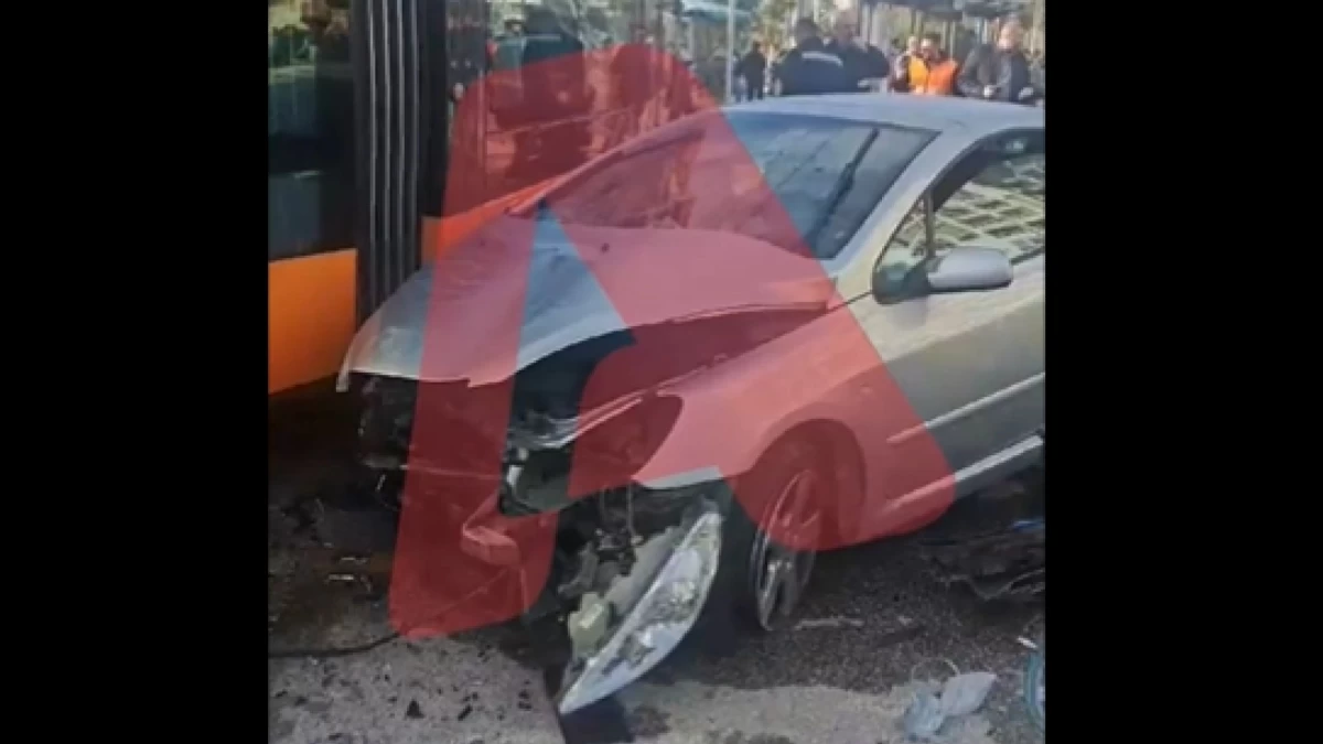 Μία νεκρή και ένας τραυματίας στο Παλαιό Φάληρο - ΙΧ συγκρούστηκε με τραμ