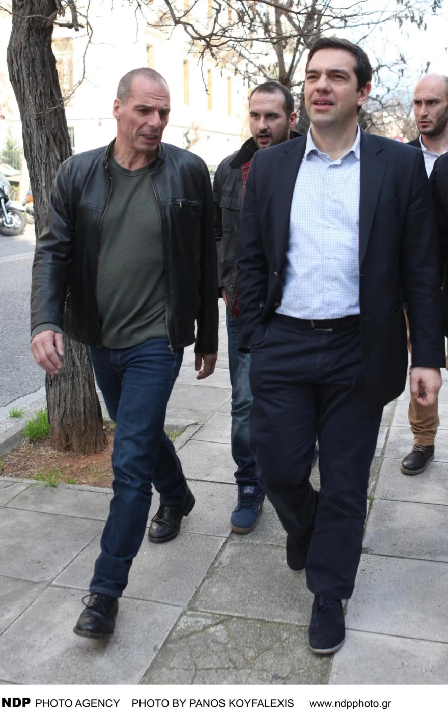 Η Ελλάδα καίγεται και «πουλάει» ο έρπης του Κασσελάκη