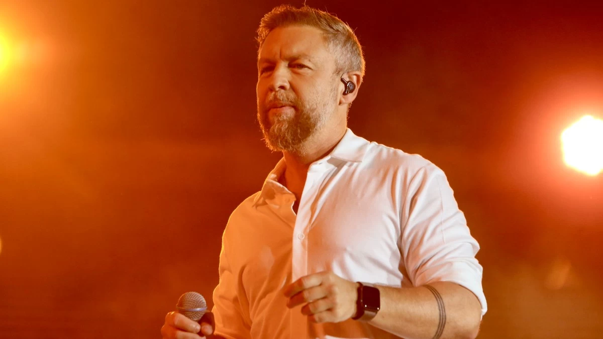 Ο Γιάννης Βαρδής απαντάει για τη συναυλία στο Καλλιμάρμαρο, την Χριστίνα Μαραγκόζη και την Φιλοθέη Μωβ