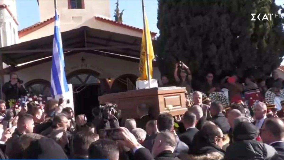 Κηδεία Βασίλη Καρρά: Έφτασε το φέρετρο του στην εκκλησία - Συνοδηγός στην νεκροφόρα η σύζυγός του