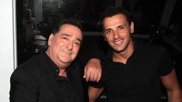 Βασίλης Καρράς: "Έσπασε" στην κηδεία του μεγάλου καλλιτέχνη ο Νίκος Βέρτης