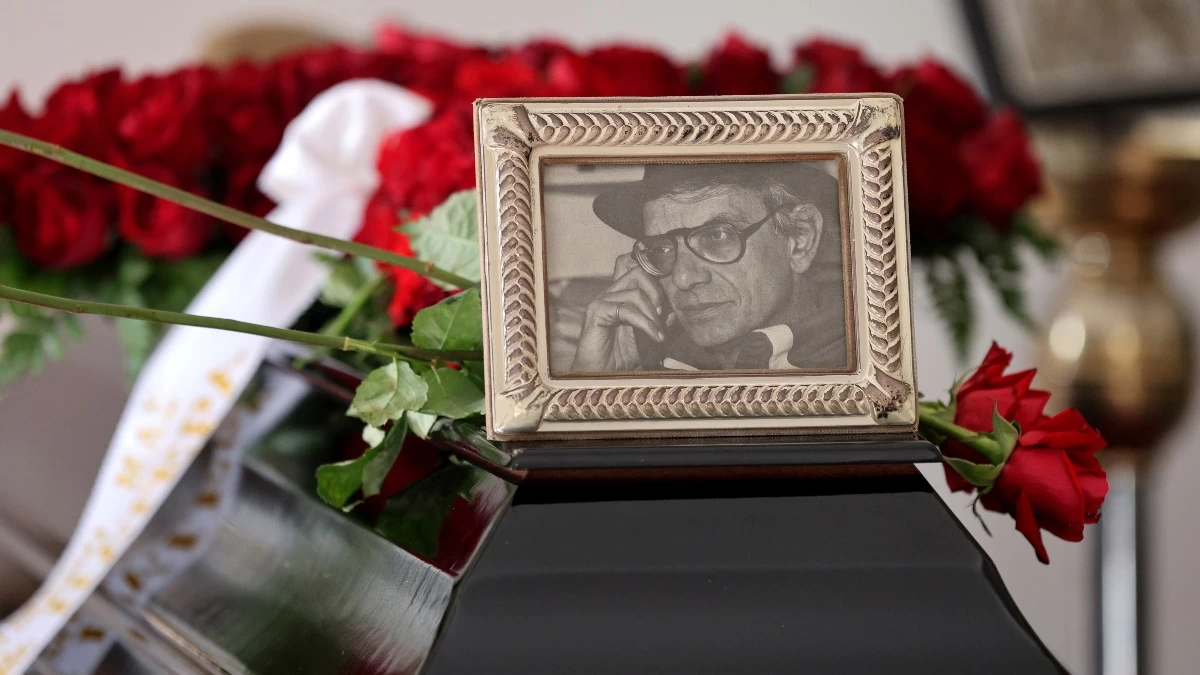 Αυτή την ώρα το τελευταίο "αντίο" στο μεγάλο Βασίλη Βασιλικό - Τραγικές φιγούρες η σύζυγος και η κόρη του