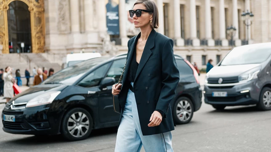 κοπέλα περπατάει δρόμος