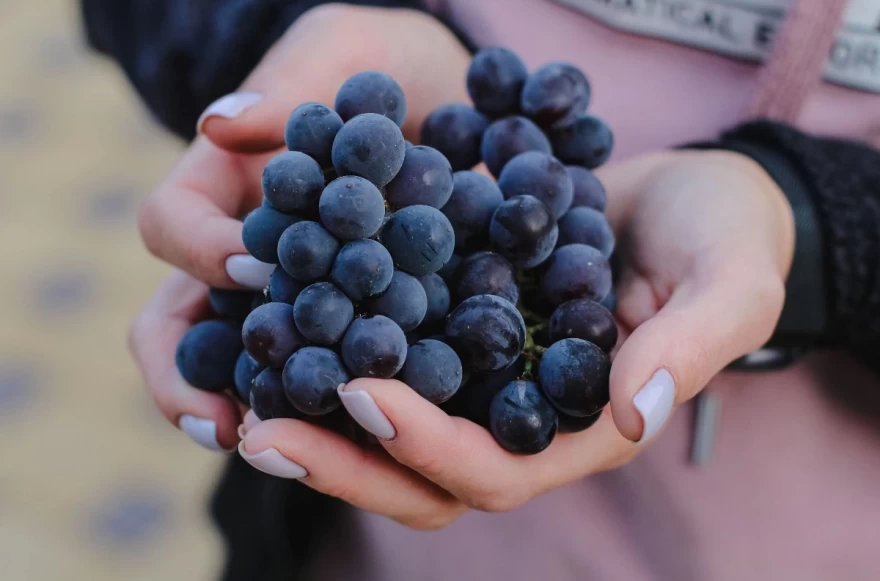 woman_grape
