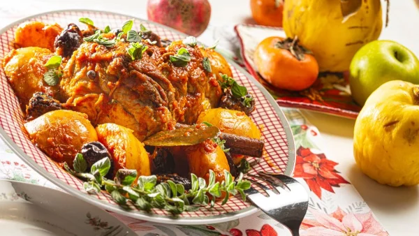 Ζουμερό χοιρινό με κυδώνια και δαμάσκηνα για τα Χριστούγεννα!