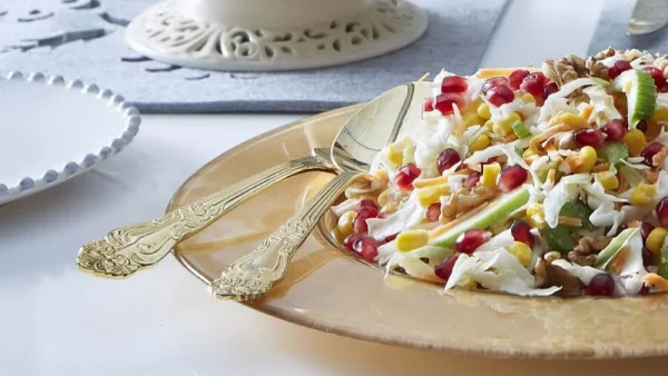 Χριστουγεννιάτικη σαλάτα: Με ρόδι, καλαμπόκι και σέλερι