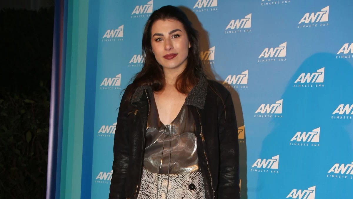 Αγκαλίες μπροστά από το Χριστουγεννιάτικο δέντρο: Η τρυφερή ανάρτηση της Χρύσας Μιχαλοπούλου με τον γιο της για πρώτη φορά